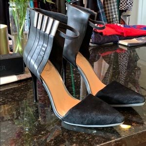 L.A.M.B Size 9 pump never worn few imperfections